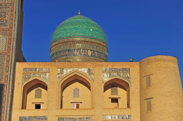 Bujará: Mir i Arab madrasah al atardecer — Foto de Stock