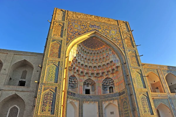 Bujará: Puerta medieval de la Madrasa — Foto de Stock