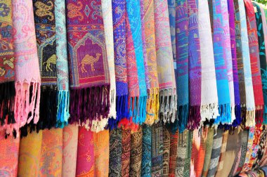 Hiva: geleneksel eşarp itibariyle yerel pazar. 13 Eylül 2017