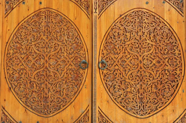 Khiva: rzeźbione drewniane drzwi — Zdjęcie stockowe