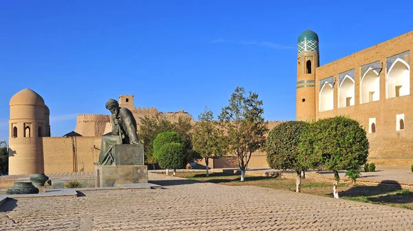 Khiva: monumento em frente à cidade velha — Fotografia de Stock