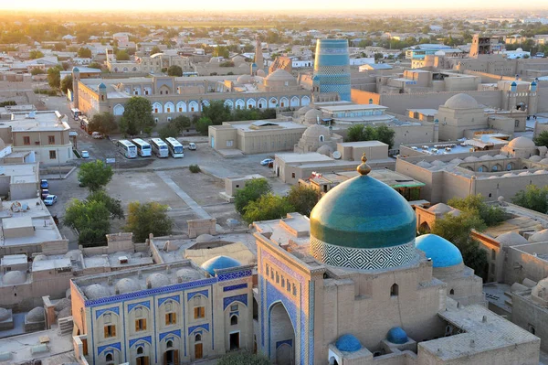 Khiva: puntos de referencia en la puesta del sol — Foto de Stock