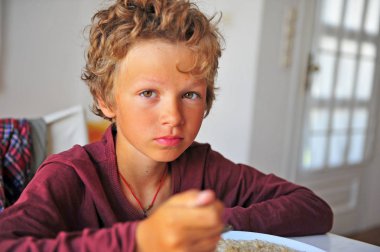 Yulaf ezmesi masada yemek çocuk