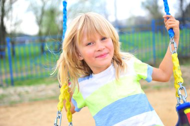 Bahçesi, salıncak üzerinde mutlu çocuk