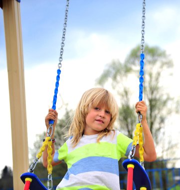 tatlı çocuğun salıncak