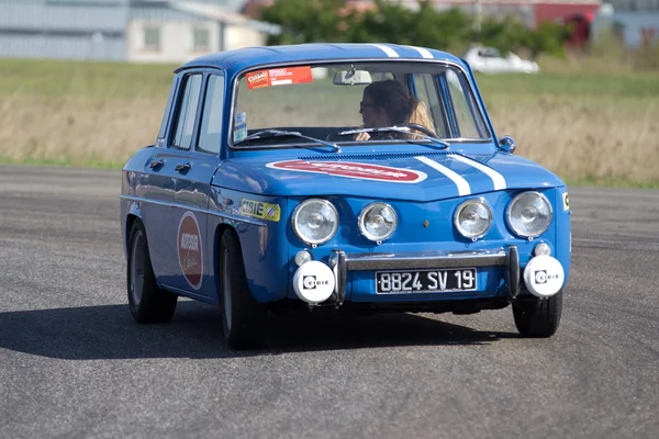 Renault 8 на трассе . — стоковое фото