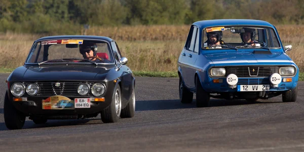 Dos viejos coches de carreras lado a lado . — Foto de Stock