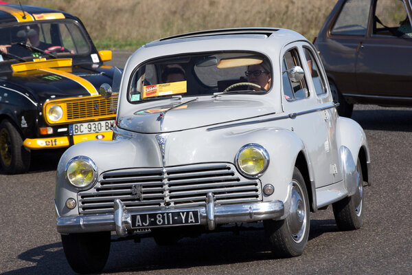 Старый Peugeot 203
.