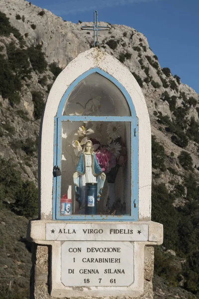 Genna Silana Sardinia イタリア 10月9日2019 白のドレスで聖母マリア像と白のコートに聖母フィデリスに捧げられた十字架によって上に白い幕幕 イタリアの碑文が書かれています 警察官への献身 — ストック写真