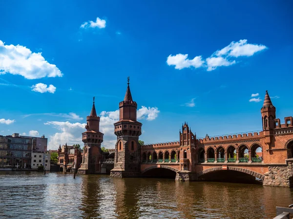 Berlin 'deki Oberbaumbruecke Friedrichshain-Kreuzberg