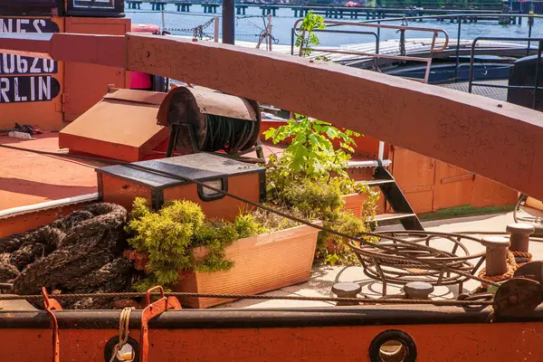 Eski paslı vintage yarış komitesi botu güneşli bir gün