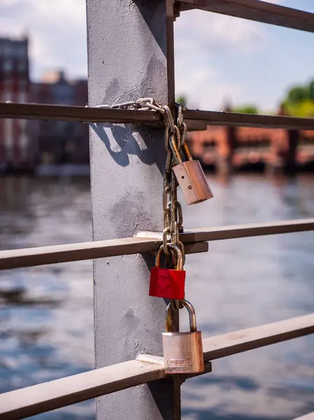 Eski kırmızı kilit bir kalp ile