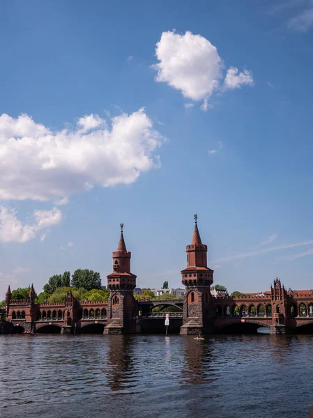 Oberbaumbruecke güneşli bir bahar günü