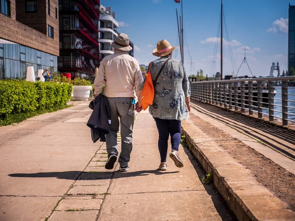 Yaşlı çift Berlin seyahat