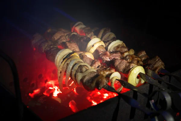 Shish kebab sobre carbones vivos —  Fotos de Stock