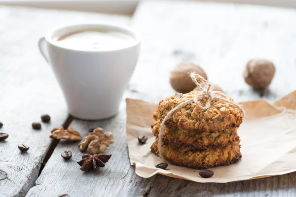 Hausgemachte Haferflockenplätzchen serviert mit einer Tasse Kaffee — Stockfoto