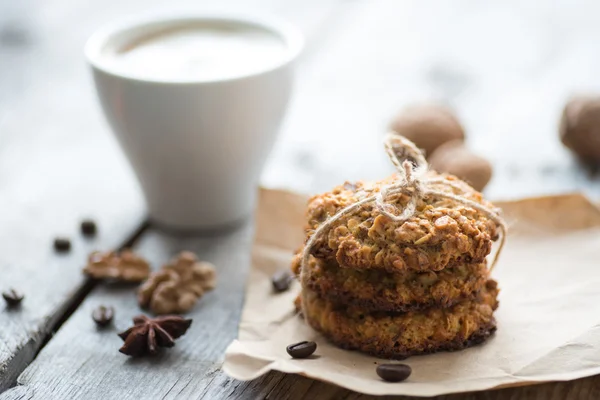 Homemade oatmeal cookie served with cup of coffee — Stock Photo, Image