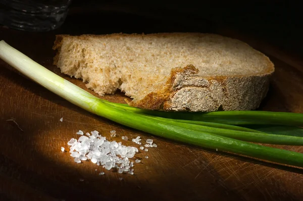 Pane di segale con cipolla verde e sale grosso — Foto Stock