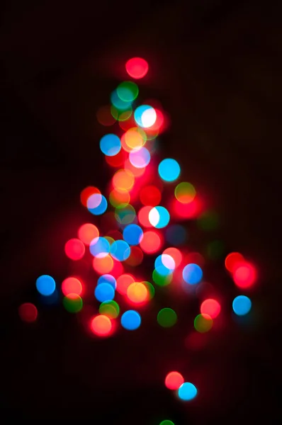 Χριστουγεννιάτικο δέντρο φτιαγμένο από χρωματιστά φώτα — Φωτογραφία Αρχείου