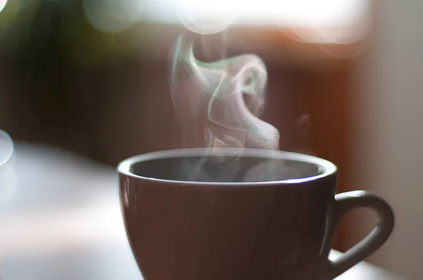 Vapeur s'élevant au-dessus de tasse — Photo