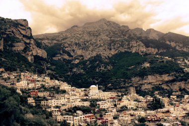 İtalya manzara - Amalfi Coast - Positano Positano'deki Güney İtalya'nın Amalfi Coast cliffside köydür. Bir çakıl taşı beachfront ve butikler ve kafeler ile kaplı dik, dar sokakları ile bir iyi bilinen tatil yeridir. 