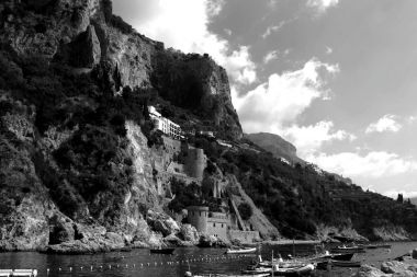 İtalya manzara - Conca dei Marini, Amalfi Coast, Conca dei Marini İtalya'nın Güney-Batı İtalya'nın Campania bölgesinde Salerno eyaletinde bir kasabadır. Sahile yakın ve Amalfi ve sansasyon arasında bir tepe üzerinde yer alan