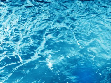 Koyu mavi akan su dokusu