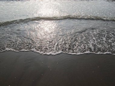 Kumsalda yumuşak dalgalar, kumsal atmosferi...