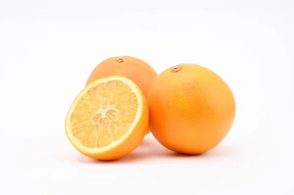 Orange på vit bakgrund. Isolated.Slice. — Stockfoto