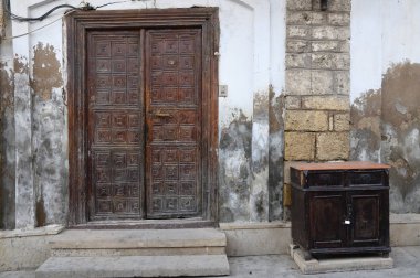 Vintage kapı ve eski bir başucu tablosu.