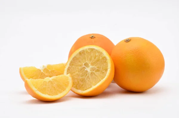 Orange på vit bakgrund. Natural.For isolering. — Stockfoto