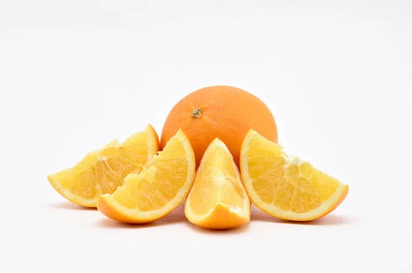 Orange på vit bakgrund. Natural.For isolering. — Stockfoto