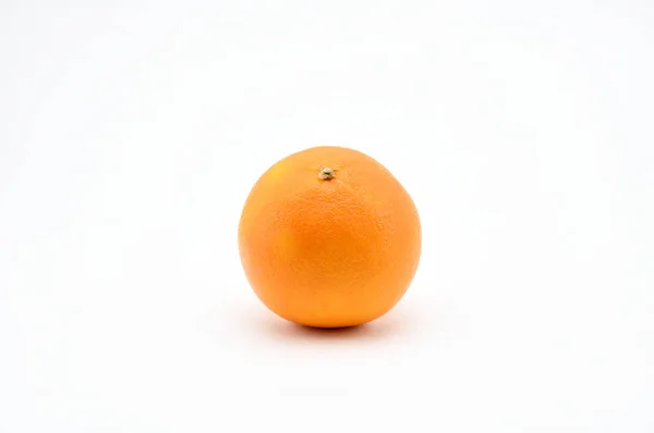 Laranja em um fundo branco.Natural.For Isolamento . — Fotografia de Stock