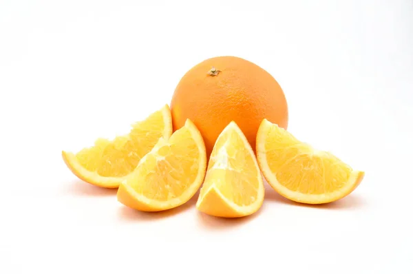 Orange på vit bakgrund. Natural.For isolering. — Stockfoto