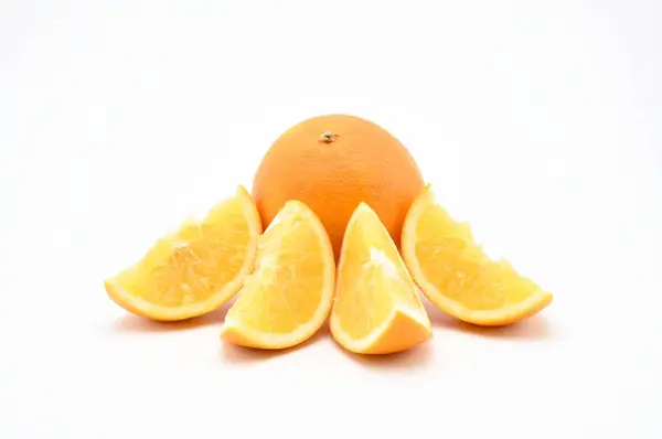 Orange auf weißem Hintergrund. Natürlich.zur Isolation. — Stockfoto