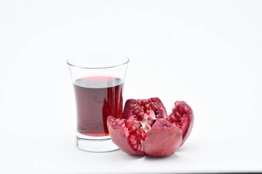 Nar beyaz zemin üzerinde. Natural.For yalıtım.