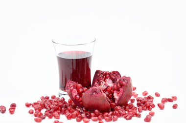 Nar beyaz zemin üzerinde. Natural.For yalıtım.