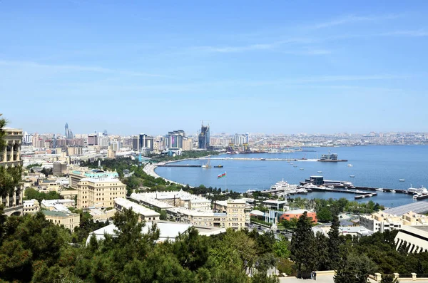Баку.Азербайджан.Панорама.Вид на прибережну бухту столиці — стокове фото