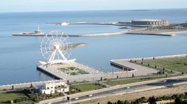 Baku.Azerbaijan. dönme dolap. Crystal Hall. Mayak.View sermaye Hazar Denizi kıyı körfezde.