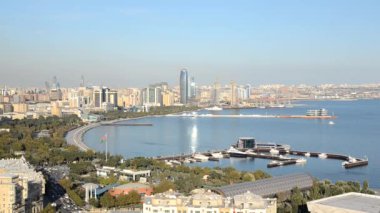 Baku.Azerbaijan.Panorama.View sermaye Hazar Denizi kıyı körfezde.
