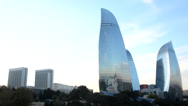 Baku Azerbaijan Płomień Tower Położony Jest Wzgórzu Jest Widoczny Wszystkich — Wideo stockowe