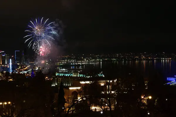 Fuochi d'artificio a Baku.Salute nel cielo festivo della città di Baku — Foto Stock