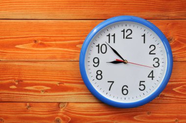 Ahşap arka planda mavi mahsul saat