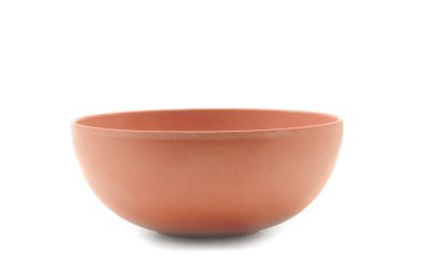 Öğle yemeği için seramik bardak ve beyaz arka planda meyve