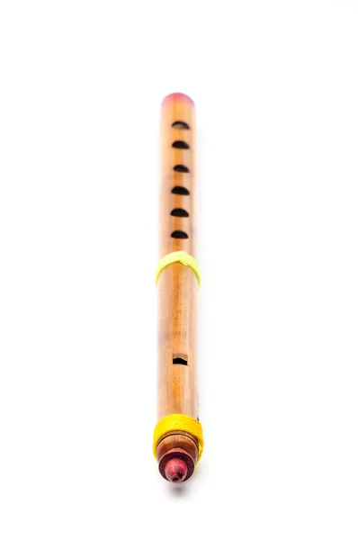 Bambusblasinstrument indische Flöte auf weißem Hintergrund — Stockfoto