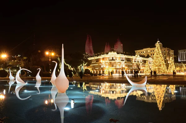 Nieuwjaarsavond Baku versierd met licht en patroon Christm — Stockfoto