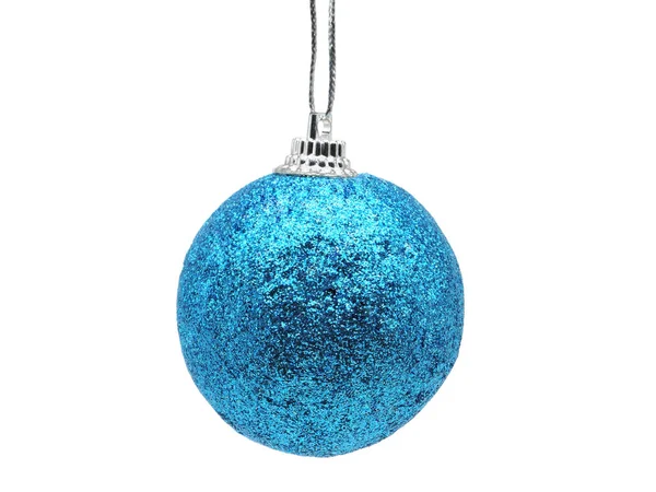 Jul och nyår boll av blå glänsande färg på en vit bac — Stockfoto