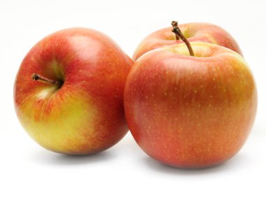 Beyaz arkaplanda olgun elmalar