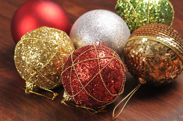 Jul och nyår bollar av glänsande färg på en vit backgro — Stockfoto
