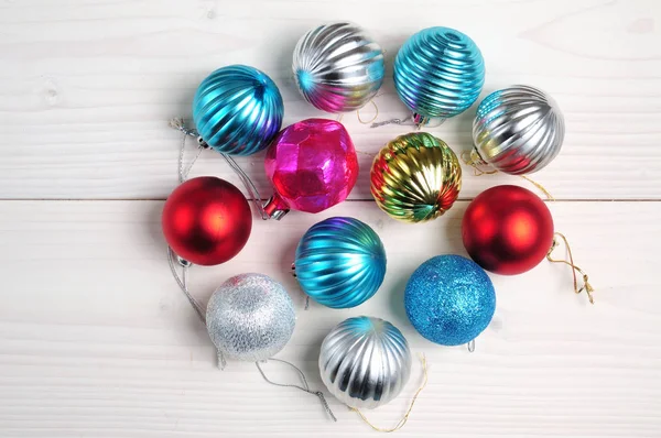 Boules de Noël et du Nouvel An de couleur brillante sur un fond blanc — Photo